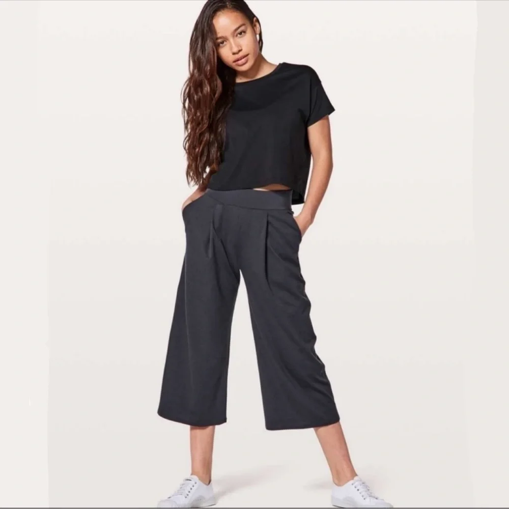 EUC - Lululemon - Can you feel the pleat pants - size 4 - dark charcoal color
